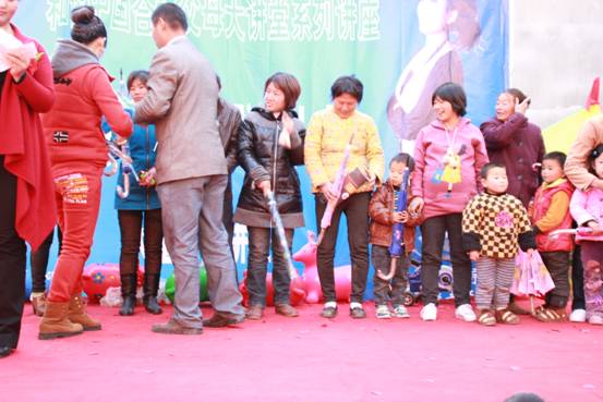 2012年11月13日宁陵县郭小集红星幼儿园成功举行群峰教育CFN智星工程示范园授权揭牌仪式