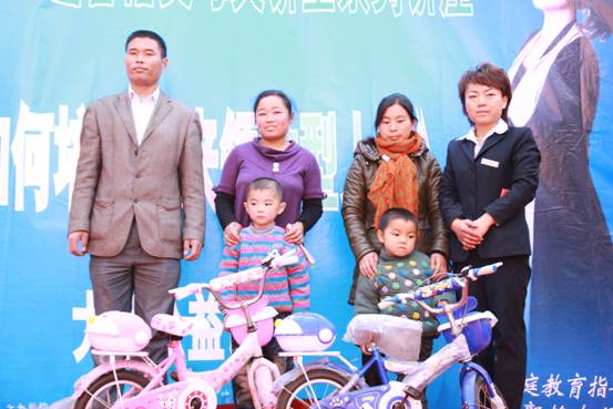 2012年11月13日宁陵县郭小集红星幼儿园成功举行群峰教育CFN智星工程示范园授权揭牌仪式