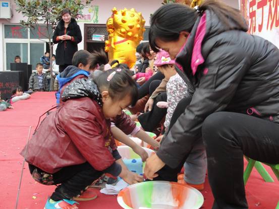 2012年11月22日商丘睢县马六大风车幼儿园感恩教育活动