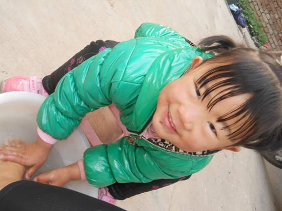 2012年11月22日商丘睢县马六大风车幼儿园感恩教育活动