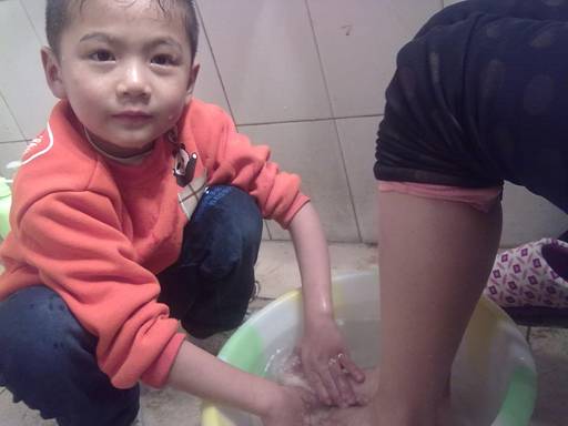 2012年11月22日商丘睢县马六大风车幼儿园感恩教育活动