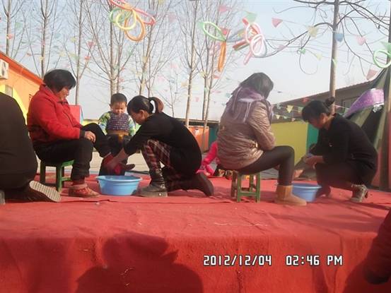 2012年12月4日开封半坡店第二幼儿园举行大型的感恩孝亲活动