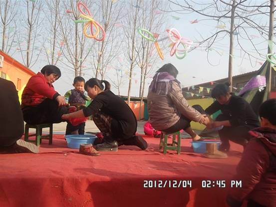 2012年12月4日开封半坡店第二幼儿园举行大型的感恩孝亲活动