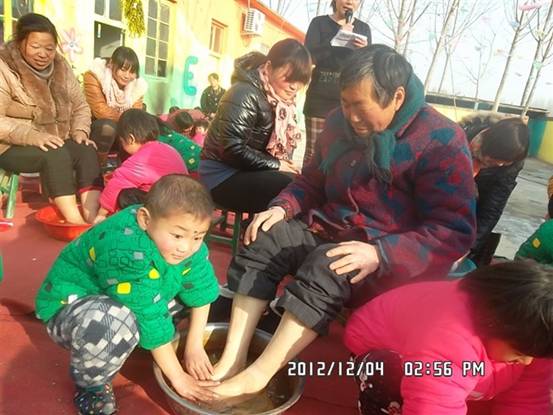 2012年12月4日开封半坡店第二幼儿园举行大型的感恩孝亲活动