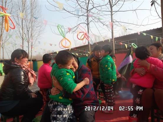 2012年12月4日开封半坡店第二幼儿园举行大型的感恩孝亲活动
