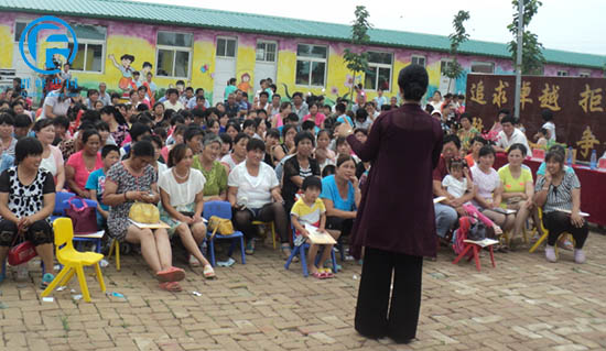 2014年7月4日,邯郸束馆明珠学校门外锣鼓喧天,很多学校孩子的家长一早就来到学校门口,因为今天是明珠学校加盟群峰教育集团揭牌授权的日子。本次活动特别邀请群峰忠国教育集团执行董事、家庭教育指导师www.qfjy.net女士到现场讲解科学教育孩子的方法以及幼儿园教育的发展规律。本次会议同时也邀请了当地很多教育界专家和领导一起参与了本次会议。 明珠学校的家长早早就在学校门口排起了长队,等待进入会场聆听专家讲解关于如何科学教育孩子的方法。 会议现场,家长们在等待会议的开始,每一位家长都想让自己的孩子能够成为