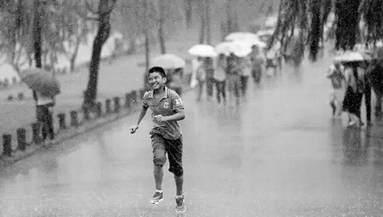 没有伞的孩子才会努力奔跑!!太经典了!---群峰忠国教育集团