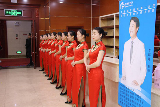 会议室门口,来自各个幼儿园的美女礼仪老师做好了迎接参会人员的准