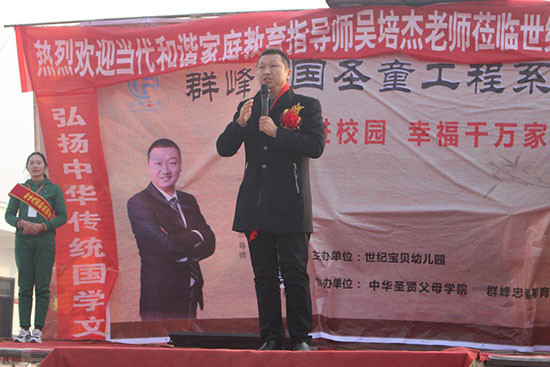 吴培杰老师的讲课方式幽默风趣,他的讲课内容简单易懂接地气,深受家长